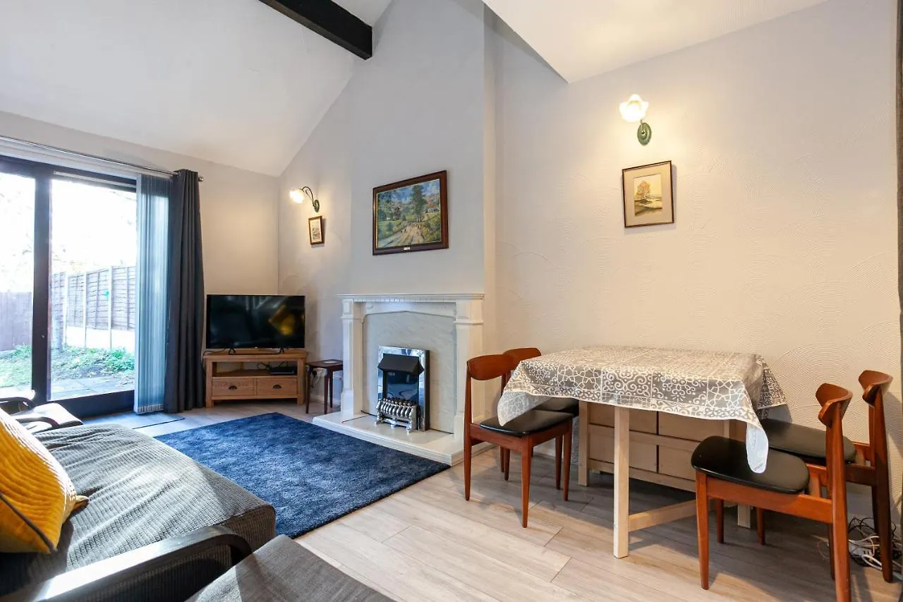 Spacious House In Sheffield - Great Location! 0*,