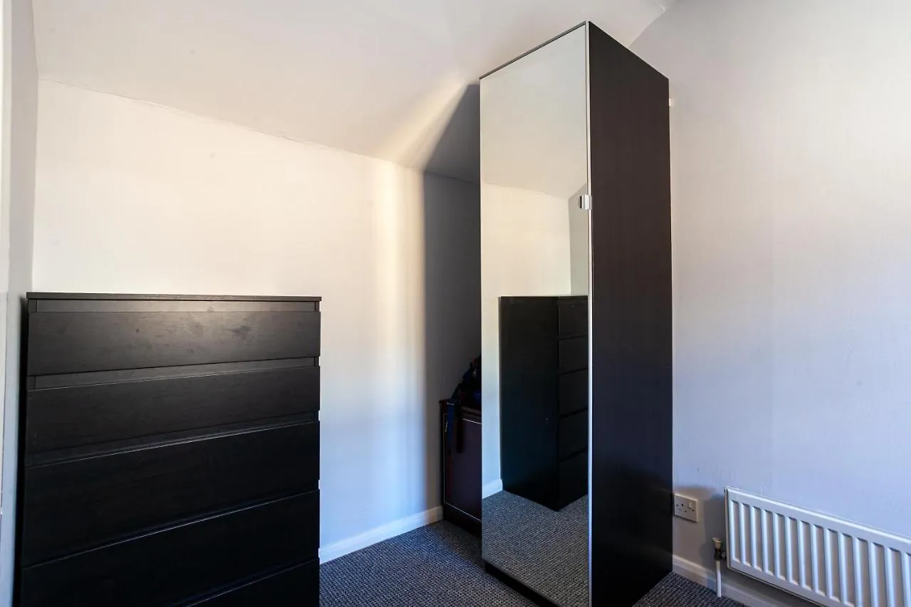 Spacious House In Sheffield - Great Location!